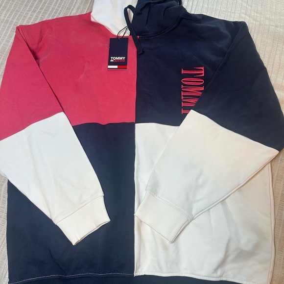 Tommy Hilfiger TJM Skater Archer Block
Hoodie, Size Medium NWT - Picture 7 of 11
